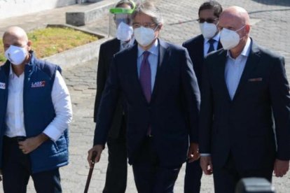 El mandatario ya fue intervenido de su dolencia, que lo obligaba a caminar con bastón.