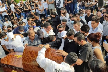 Familiares y amigos despidieron a Nixon Navia hasta su morada final.