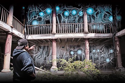 El cuidador vive solo en la propiedad. Está acostumbrado  a los eventos paranormales.