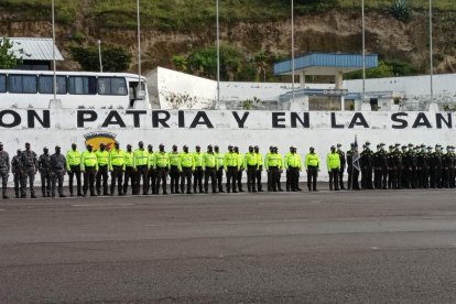 Los agentes en pleno entrenamiento, en una de sus unidades, en Quito.