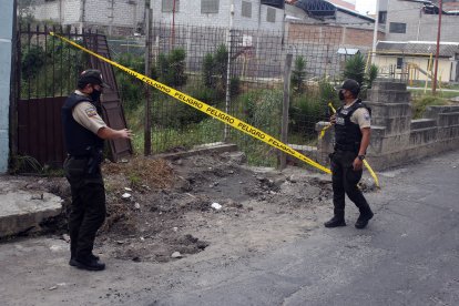 Los uniformados muestran el sitio donde tenían sometido al sospechoso del hurto.