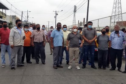 Taxistas de Milagro hicieron una manifestación pacífica para pedir apoyo a su integridad.