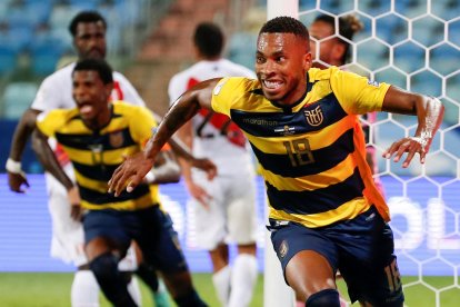 Ayron Preciado festejando el segundo gol de Ecuador en el empate ante Perú.