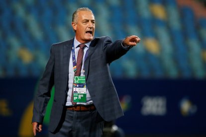 Gustavo Alfaro no sabe que hacer, los resultados no lo acompañan.