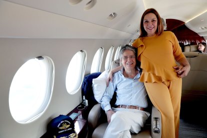 A través de Twitter, María de Lourdes Alcívar, la primera dama, informó que el mandatario estaba fuera de peligro y que la cirugía fue un éxito.