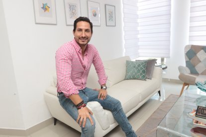 Lo primero

 que hizo al llegar a Ecuador fue comerse un bolón con jugo de naranja.