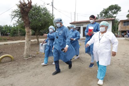 Los brigadistas debieron transitar por más de 3 horas en carro por un camino de tierra, hasta llegar al recinto Nariz del Diablo.