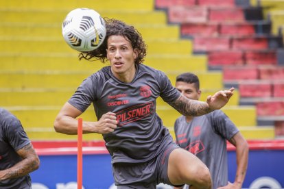 Williams Riveros sufrió una lesión en su tobillo y sería baja en Barcelona, para medir a Emelec.