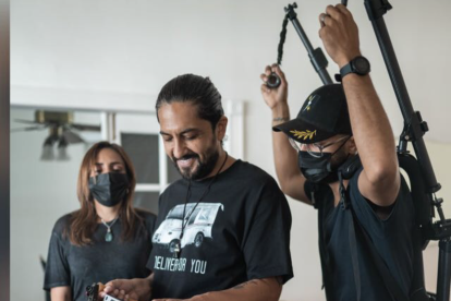 Su profesión es diseñador gráfico, pero dejó todo por la fotografía.