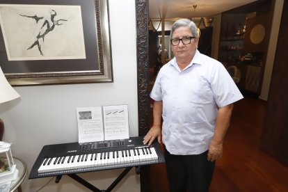 El pianista Juan Jiménez, de 62 años de edad, lucha contra el coronavirus.