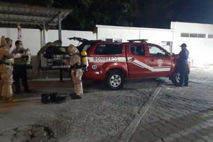 Momentos en que los socorristas cargan el cuerpo en una ambulancia para llevárselo.