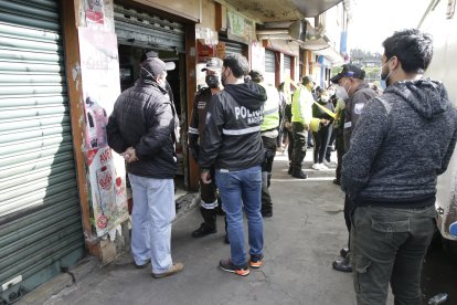 La policía levanta evidencias en la escena del crimen