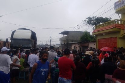 Centenares de personas llegan a los exteriores del negocio.