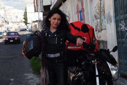 La cantante es un as en el volante, aunque ha sufrido varias caídas. Hasta sabe cómo reparar la moto.