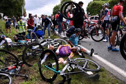 Una aficionada hizo que los ciclistas choquen y pierdan muchos minutos.