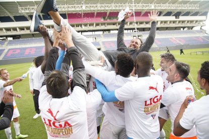 Los jugadores de Liga de Quito, festejando con Gabriel Di Noia, que los dirigió en la Supercopa.