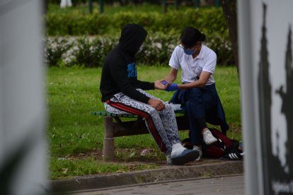 Valentina toma la muestra de uno de los muchachos que andaba en el parque El Ejido.