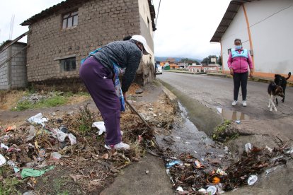 Los vecinos deben limpiar siempre la basura que se acumula en los pocos sumideros de la zona.