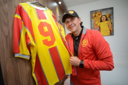 El Potro Figueroa es hincha a muerte de Aucas, equipo al que aportó con goles y garra, y ahora lo hace como entrenador de las formativas.