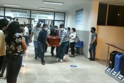 Leonardo Bravo fue velado por varias horas en el hospital del Seguro Social.