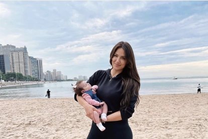 La modelo se mostró feliz de que su nena dejara el hospital. Fueron a la playa.