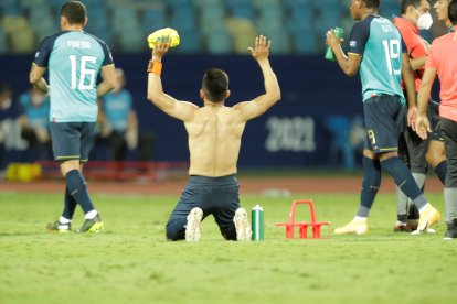 Ángel Mena de rodillas dando las gracias a Dios por el gol y la clasificación.