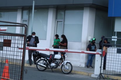 Familiares del policía asesinado sargento William Vidal Batallas realizan los trámites para retirar su cuerpo del laboratorio criminalística de la Policía Nacional.