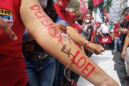 Desangramiento de los profesores, como protesta, en los bajos de la Corte de Guayaquil.