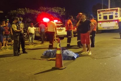 El cadáver del infortunado conductor yacía en el piso, cubierto con una manta, hasta que llegaron a retirarlo.