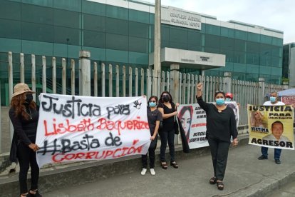 La mamá de Lisbeth Baquerizo realizó un plantón para pedir la celeridad y transparencia en la investigación.