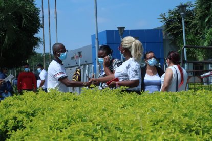 Parientes del sargento segundo William Vidal Batallas llegaron a Guayaquil para llevar su cuerpo a Esmeraldas.