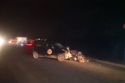 La moto y el auto destruidos evidencian la gravedad del impacto en la vía a Babahoyo.