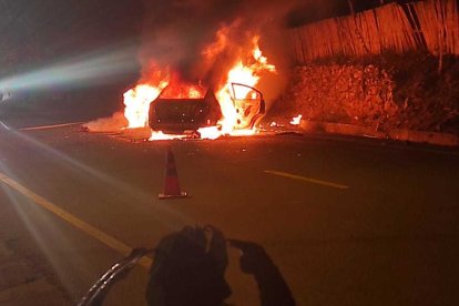 El fuego se avivó, cubrió todo el carro y fue difícil sacar a los ocupantes.