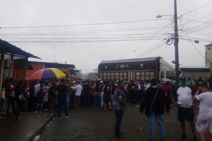 Muchas personas acuden a las campañas de donaciones de víveres.