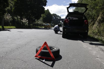 Los conductores deben cambiar las llantas que se revientan por no poder esquivar los baches.