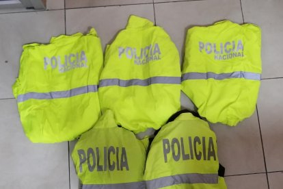 Los sospechosos habrían despojado de su dinero a una persona que salió de una agencia bancaria. Se les encontró armas de fuego.