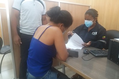 La madre no dejaba de llorar mientras asentaba la denuncia en contra del padre de su bebé.