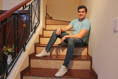 Isaac tiene un año laborando en el programa 'Noticias de la Mañana' de RTS.