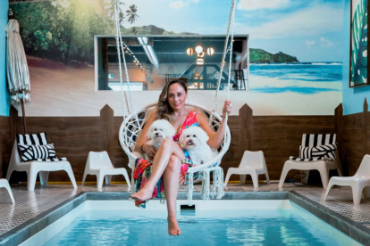 Tatiana Custode junto a su mascota Ruby.