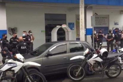 Habrían amenazado a trabajadora de una entidad bancaria.