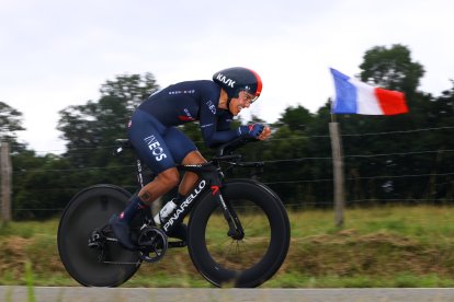 Richard Carapaz durante la etapa de contrarreloj en el Tour de Francia.