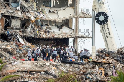 Equipos de rescate continúan en la búsqueda de víctimas, tras el colapso del edificio de condominios Champlain Towers.