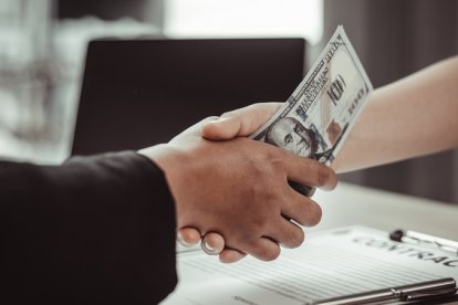 Se debe sospechar cuando supuestas financiaras pagan a los depositantes altos intereses.