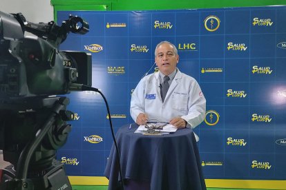 El doctor Francisco Andino es uno de los especialistas que instruye a la comunidad.