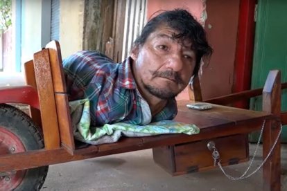 Desde que nació, Pablo se desplaza y duerme en una carretilla.
