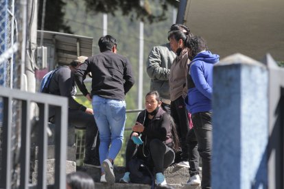 Los parientes del fallecido acudieron hasta la morgue para retirarlo.