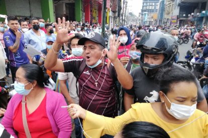 Cientos de personas salieron a las calles quevedeñas y cuestionaron la labor de las autoridades.