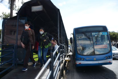 En el Seminario Mayor funcionan paradas con  lonas dañadas.