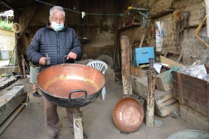 Desde niño, Manuel Pinos se involucró en el oficio de moldear las cacerolas a punta de golpe.
