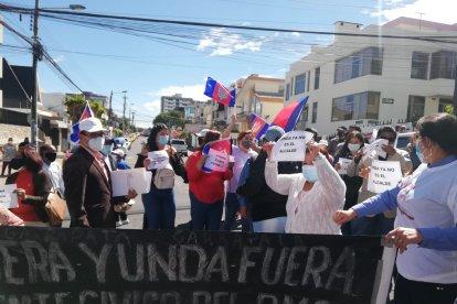 Varios ciudadanos se apostaron en los exteriores del TCE.